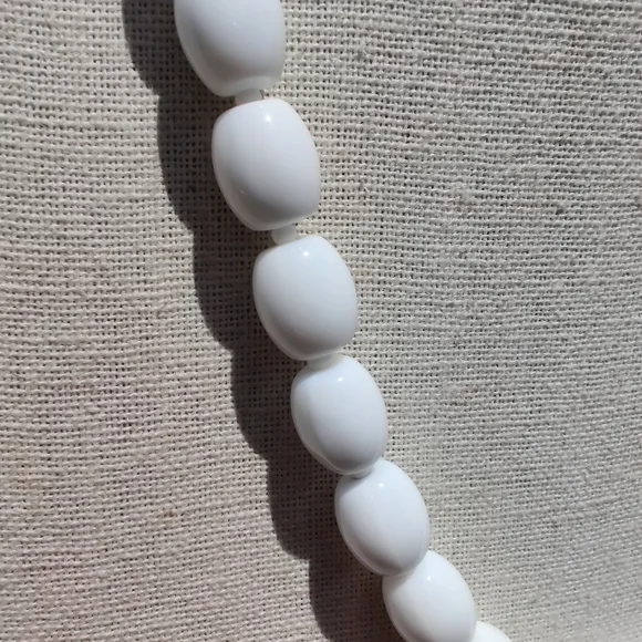 Vintage white milk glass necklace - Picture 4 of 6